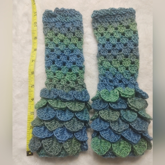 Handmade Crocheted Wool Fingerless Dragonscale Texting Gloves-Green/Blue - Picture 4 of 6